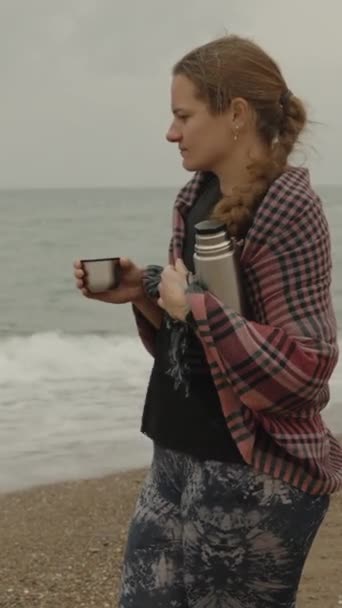 Вертикальное Видео Облачный День Море Молодая Женщина Держит Кружку Чая — стоковое видео