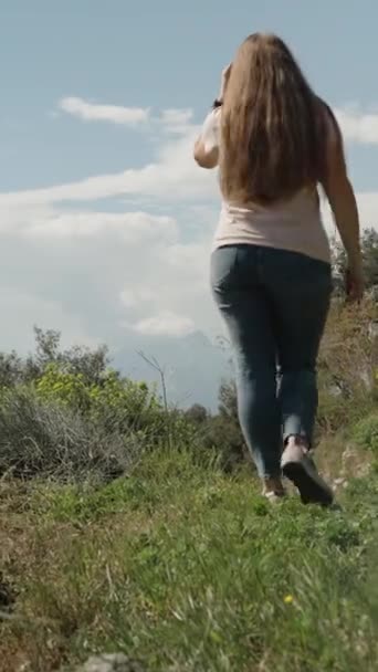 Una Joven Camina Largo Sendero Alto Las Montañas Junto Mar — Vídeos de Stock