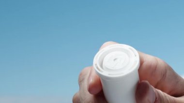 İlaç kavanozunun kapağında nasıl açılacağına dair bir çizim var. Başardım. Yaklaş, gökyüzüne doğru.