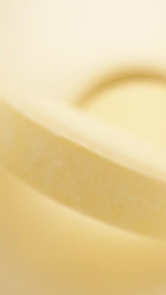 在白色的罐子里有黄色的药丸 一张白色的桌子 背景是黑色的 多莉滑行极端特写 垂直录像 — 图库视频影像