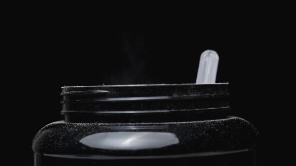 Μια Μαύρη Κονσέρβα Αθλητικής Διατροφής Πρωτεϊνικά Σωματίδια Που Πετάγονται Στον — Αρχείο Βίντεο