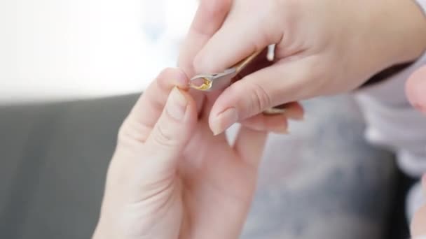 Uma Mulher Morde Pele Dedo Com Pinças Manicure Close — Vídeo de Stock
