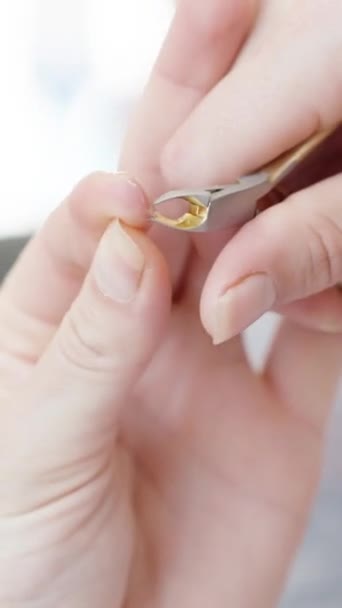 Uma Mulher Morde Pele Dedo Com Pinças Manicure Perto Vídeo — Vídeo de Stock