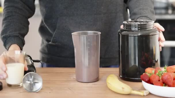 Aku Menuangkan Susu Dalam Gelas Dengan Bubuk Protein Koktail Olahraga — Stok Video