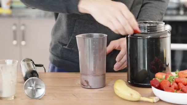 Protein Spor Kokteyli Hazırlıyorum Çilekleri Sütle Bardağa Koyuyorum — Stok video