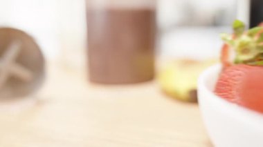 Kirli bir blender ve hazır protein milkshake. Kavanozda protein tozu. yakın plan.