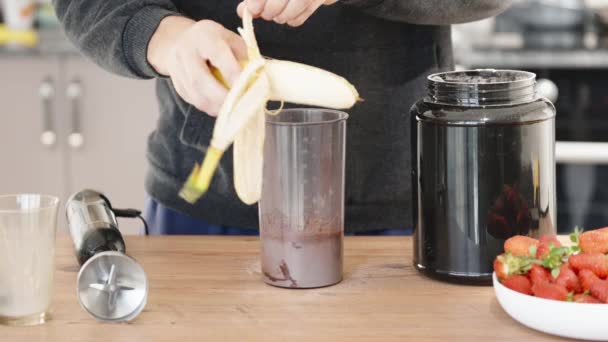 Robię Proteinowy Koktajl Sportowy Obieram Wkładam Banana Szklanki Mlekiem — Wideo stockowe