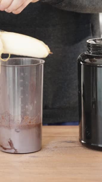 Robię Sportowy Koktajl Proteinowy Obieram Wkładam Banana Szklanki Mlekiem Pionowe — Wideo stockowe