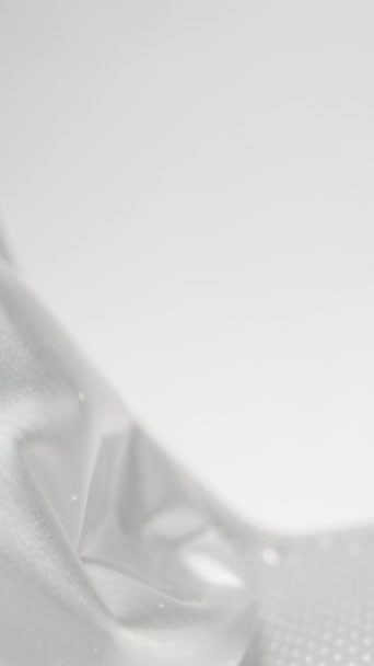 白い背景 ドリースライダーの極端なクローズアップに包装された粉砕され 空のアルミタブレット バーティカルビデオ — ストック動画