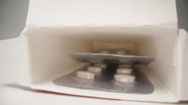 Kutudan iki paket hap salladım..