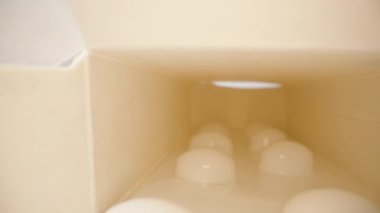 Çeşitli paketler ve ilaçlar beyaz masaya saçılmış, kamera aralarında hareket ediyor, makro kaydırıcı..