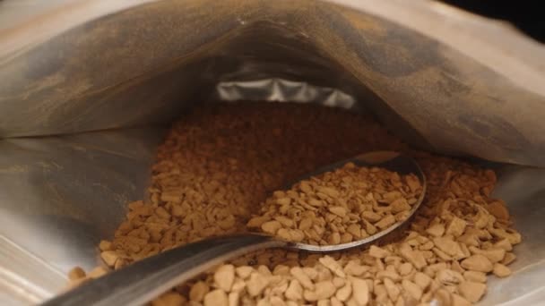 Der Instant Kaffeetüte Befindet Sich Ein Löffel Den Ich Aufhebe — Stockvideo