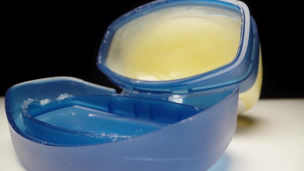 Sebuah Guci Biru Dengan Vaseline Pada Latar Belakang Hitam Aku — Stok Video