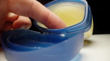 Vazelinli mavi bir kavanozda parmağımı dürtüp kameraya getiriyorum. Parmak makrosundaki vazelin.