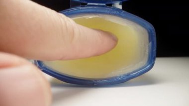 Parmağıma bir kavanozdan vazelin sürüp kameraya getiriyorum, makro..