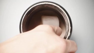 Siyah kavanozdaki spor malzemeleri, kavanozdaki protein tozuyla bir kaşık çıkarıyorum kamera yaklaşırken, yakın plan..