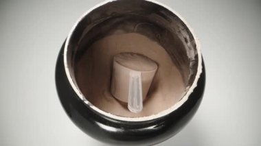 Spor beslenmesi için siyah bir kutu protein, kamera içeri uçuyor ve kavanozdan bir ölçü kaşığı alıyorum.