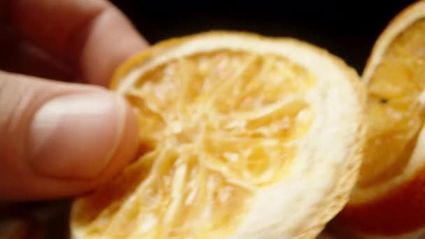 Sušené Pomerančové Plátky Přinesu Kamery Podívám Všech Stran Makro — Stock video