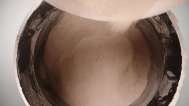 Πάνω Όψη Σκόνη Πρωτεΐνης Χύνεται Ένα Βάζο Και Ένα Κουτάλι — Αρχείο Βίντεο