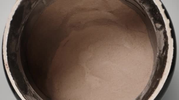 我把蛋白质粉末从测量勺倒入罐子 上视镜 — 图库视频影像