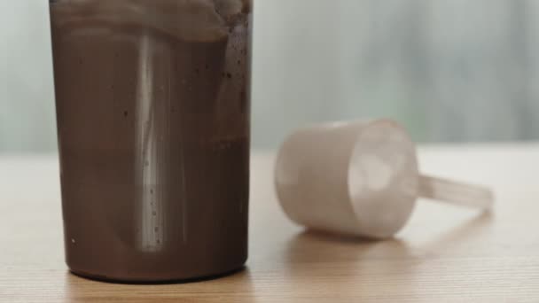 Збиваю Молоко Білковий Струс Блендером Повільним Рухом Поклав Брудний Блендер — стокове відео