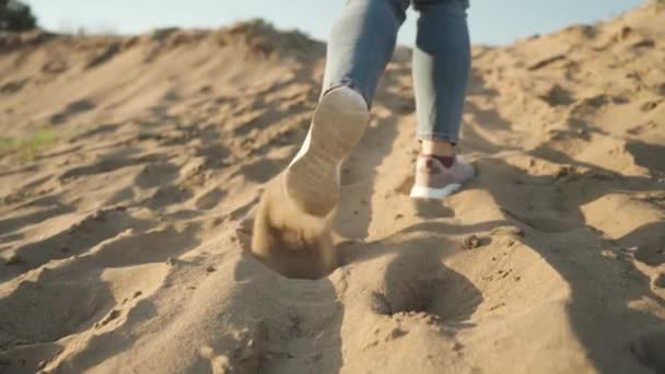 Visão Das Pernas Uma Mulher Jeans Subindo Areia Câmera Lenta — Vídeo de Stock