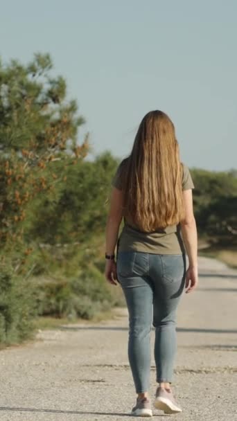Uma Jovem Mulher Jeans Uma Camiseta Verde Caminha Longo Uma — Vídeo de Stock