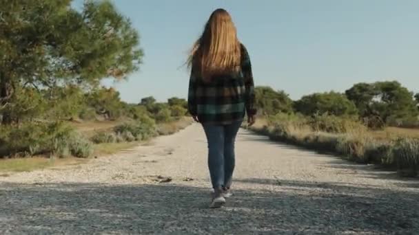 Молода Жінка Йде Покинутій Трасі Через Ліс Йду Нею — стокове відео