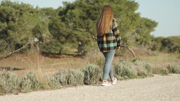 Молодая Женщина Дороге Лесу Следую Ней Вид Сбоку — стоковое видео