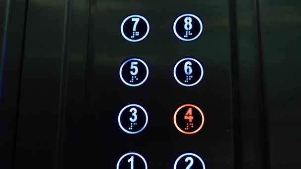 明亮的按钮在电梯里 红色的按钮上有4号 电梯已经到了 — 图库视频影像