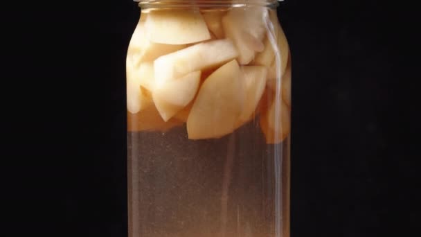 Κομπόστα Μήλων Και Ροδιού Βάζο Περιστρέφεται Μαύρο Φόντο — Αρχείο Βίντεο