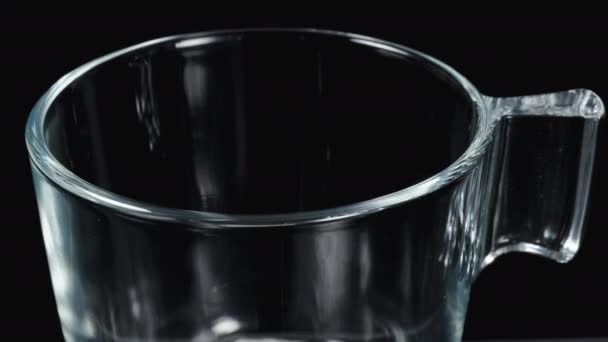 Прозрачный Стеклянная Кружка Черном Фоне Свет Отражается Мигает Нем Крупным — стоковое видео
