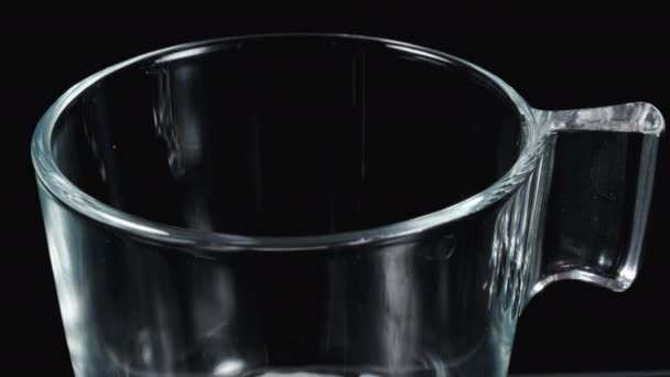 Şeffaf Cam Bardağa Bir Çikolata Topu Koydum Siyah Arkaplanda Yakın — Stok video