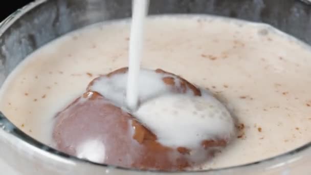Une Boule Chocolat Dans Une Tasse Est Versée Avec Lait — Video