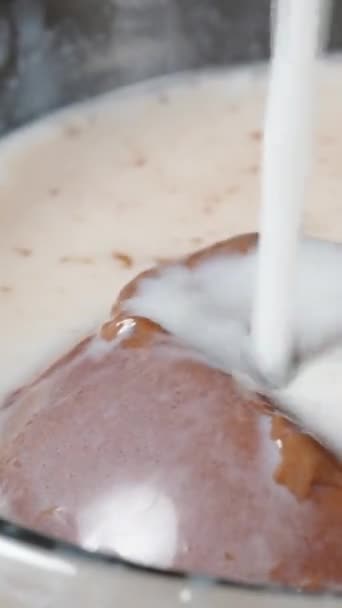 찻잔에 초콜릿 공에는 뜨거운 우유가 마시멜로우가 나타납니다 닫으세요 비디오 — 비디오