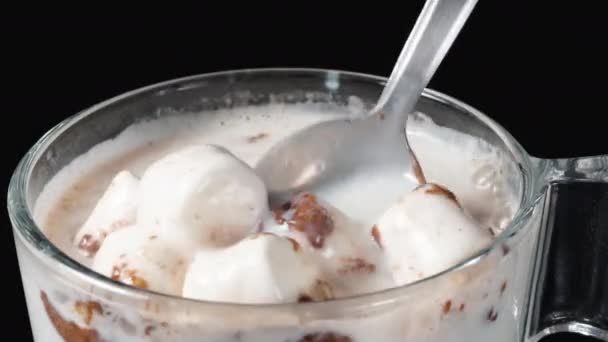 Μικρά Ζαχαρωτά Επιπλέουν Στο Γάλα Σοκολάτα Κρεμάω Ένα Κουτάλι — Αρχείο Βίντεο