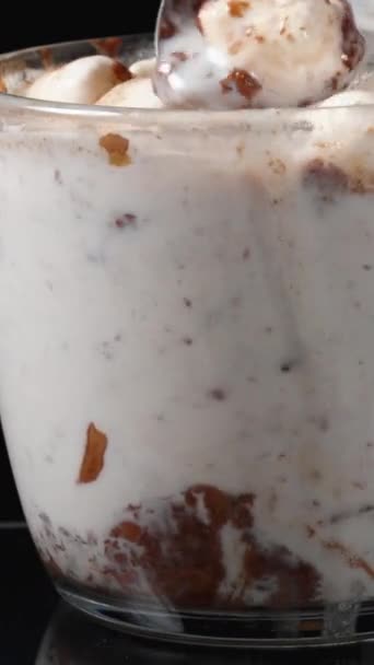 Ein Glas Heiße Milch Mit Marshmallows Auf Einem Schwarzen Tisch — Stockvideo