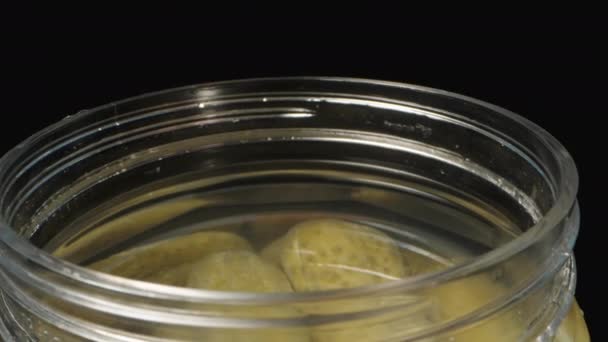 我从一个黑色背景的罐子里取出一个泡菜 多利滑翔机极端特写 — 图库视频影像