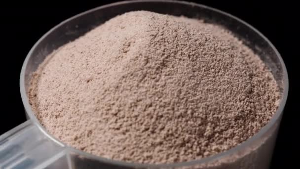 Σοκολάτα Σκόνη Πρωτεΐνης Ένα Κουτάλι Μέτρησης Close Περιστροφή — Αρχείο Βίντεο