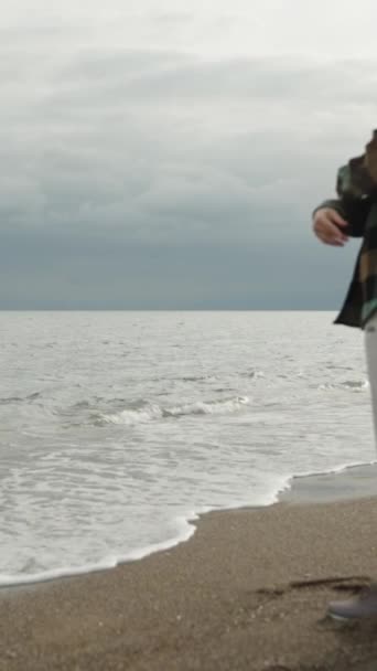 Vertikales Video Eine Einsame Junge Frau Meeresufer Wirft Steine Ins — Stockvideo