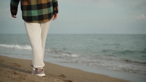 Uma Jovem Calças Brancas Caminha Longo Mar Areia Câmera Lenta — Vídeo de Stock