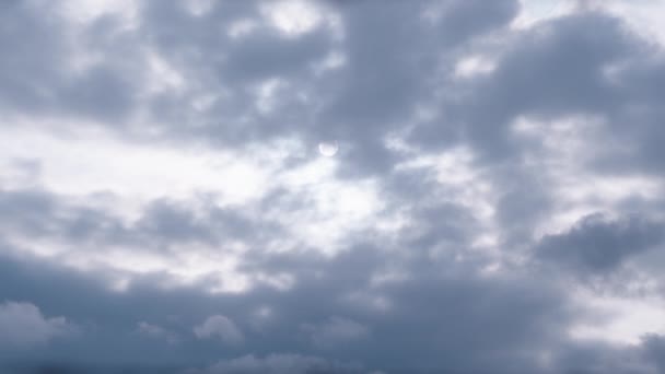 阴郁而可怕的云彩后面隐藏着太阳 几乎看不见它 — 图库视频影像