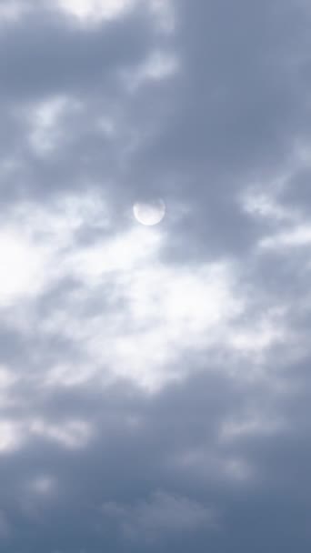 Grimmige Verschrikkelijke Wolken Waarachter Zon Verborgen Nauwelijks Zichtbaar Verticale Video — Stockvideo