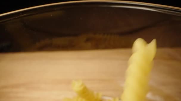 Паста Fusilli Выливается Прозрачную Стеклянную Сковороду Замедленное Движение Крупным Планом — стоковое видео
