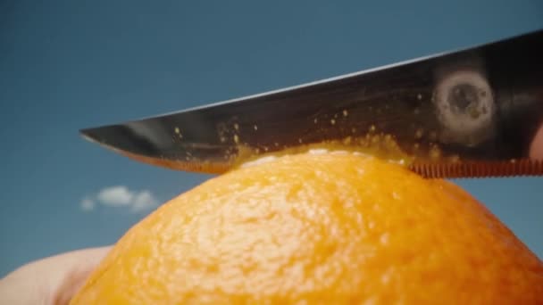 Kroję Pomarańczę Nożem Przy Błękitnym Niebie Makro Zwolnione Tempo — Wideo stockowe