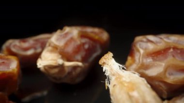 Siyah arka planda bir taşla ikiye bölünmüş bir tarih. Dolly kaydırıcı, makro