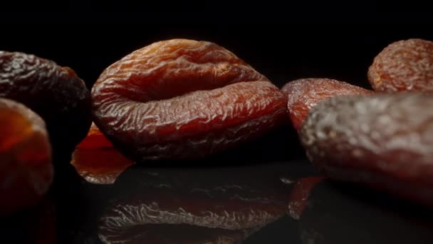 Gedroogde Abrikozen Een Zwarte Achtergrond Macro Zoom Schuif — Stockvideo