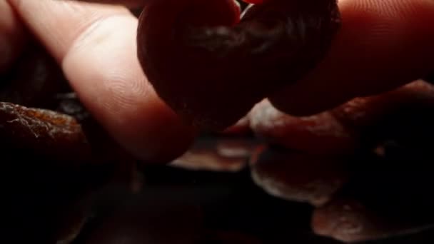 Getrocknete Aprikosen Auf Einem Schwarzen Glastisch Ich Nehme Eine Und — Stockvideo