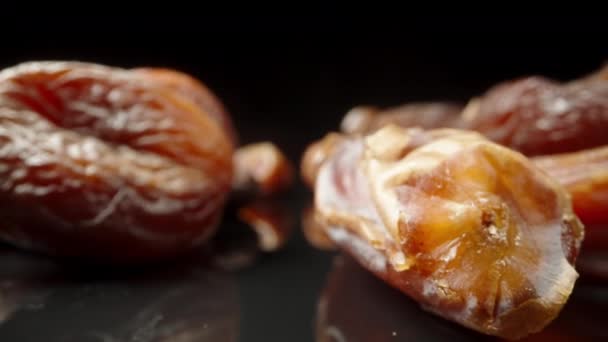 Data Gedroogde Abrikozen Liggen Verspreid Tafel Een Zwarte Achtergrond Neem — Stockvideo