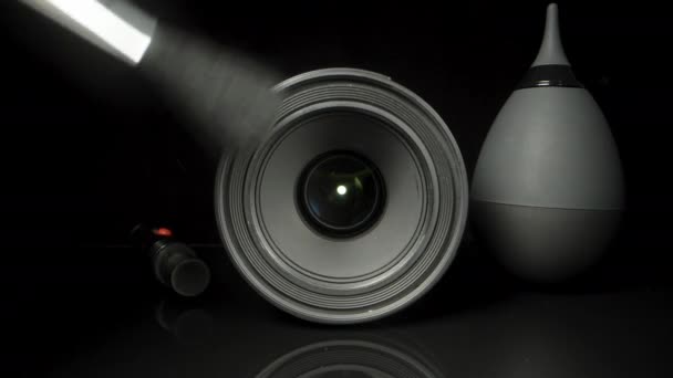 Siyah Bir Masada Temizlik Lensleri Fotoğraf Ekipmanları Için Bir Set — Stok video